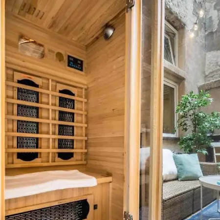 Center Studio With Sauna And Patio
