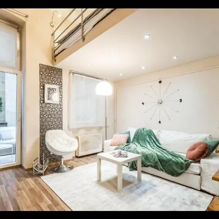 Center Studio With Sauna And Patio Apartman