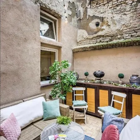 Center Studio With Sauna And Patio